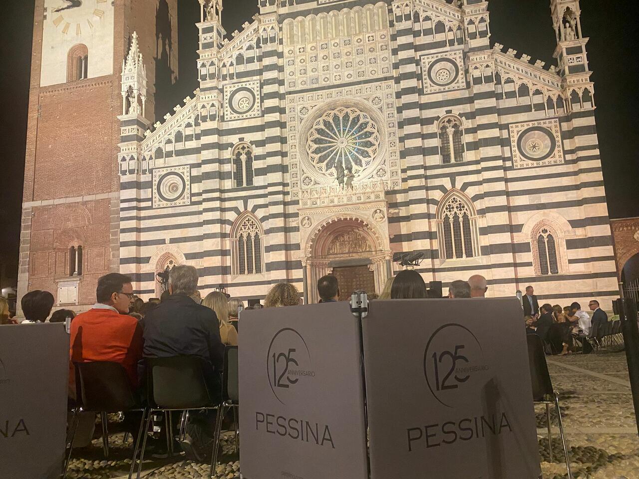 La folla in piazza Duomo