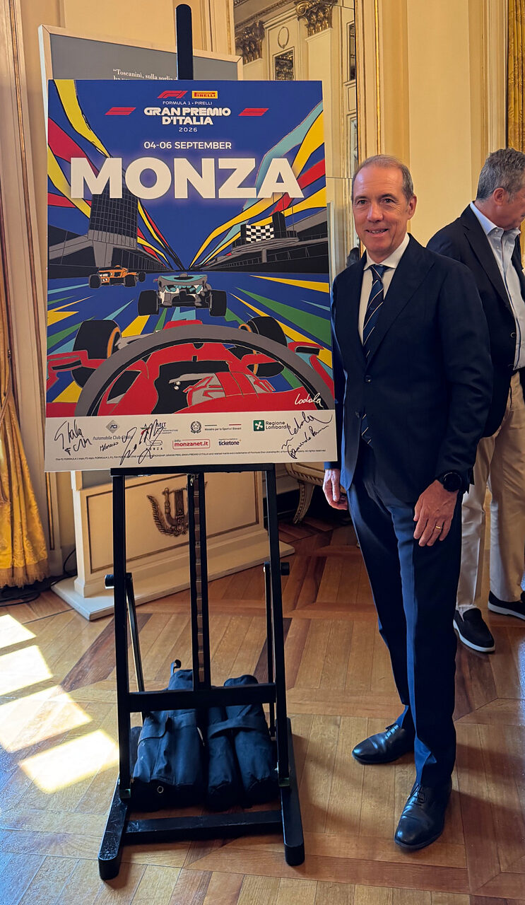 Paolo Longoni, Vice Presidente di SIAS, posa con il manifesto del GP