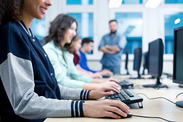 persone in aula davanti al pc