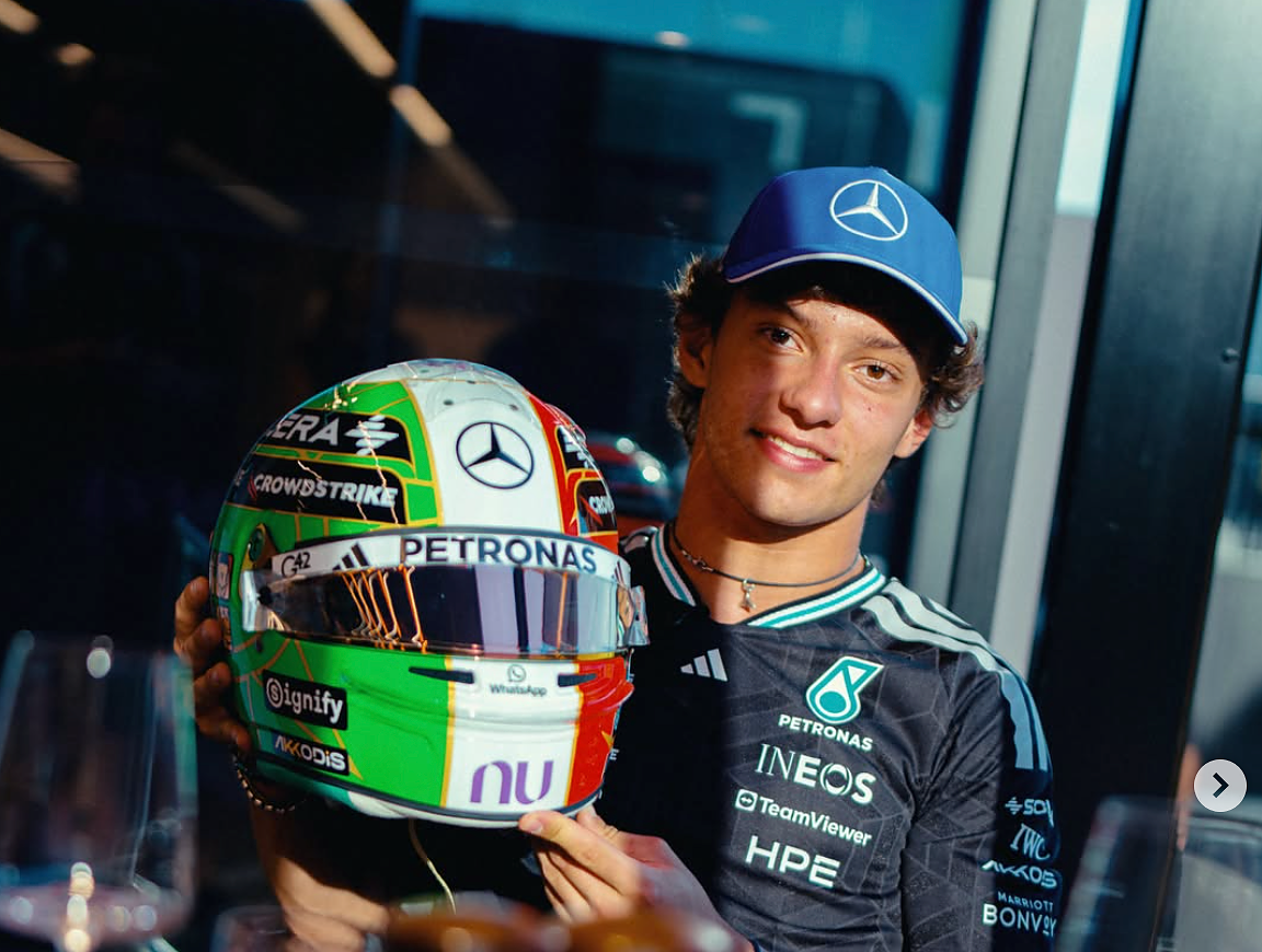 Kimi Antonelli posa con il casco dedicato a Valentino Rossi