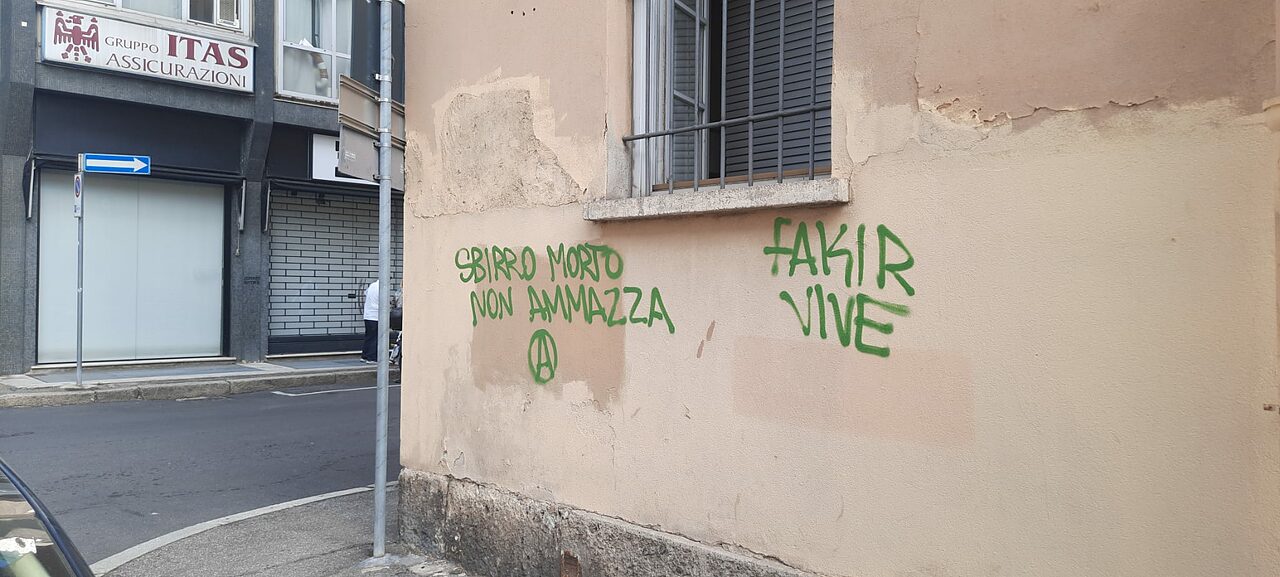 Scritte anarchiche muri Monza