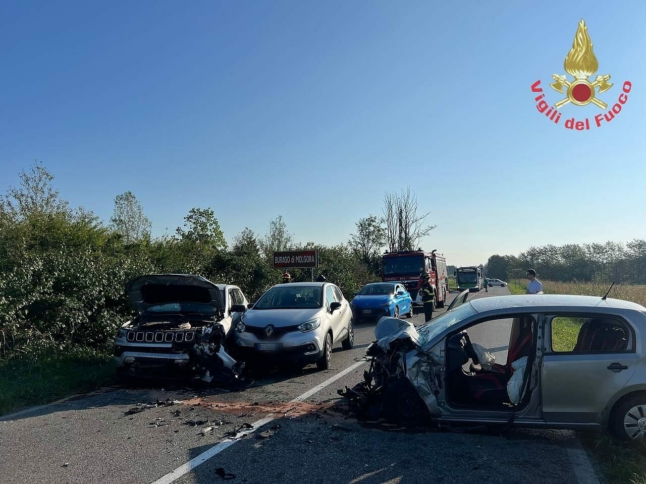 Frontale tra due auto sulla provinciale per Ornago: tre feriti, uno in codice rosso