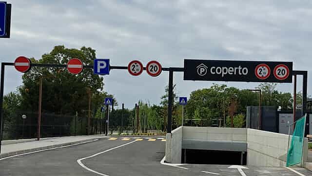 Monza, camperisti contro la sbarra del nuovo parcheggio: "Va tolta"
