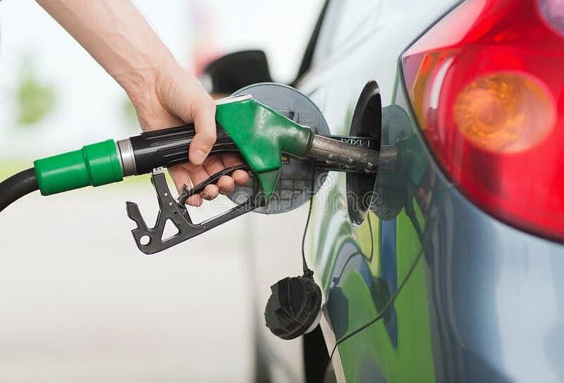 Caro carburante, la testimonianza di un operaio: “È diventato tutto insostenibile”
