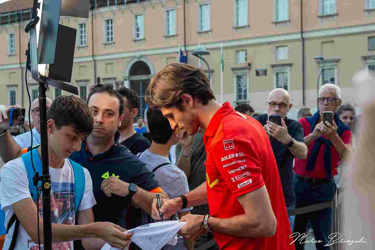 Giovinazzi firma autografi in Piazza Trento e Trieste