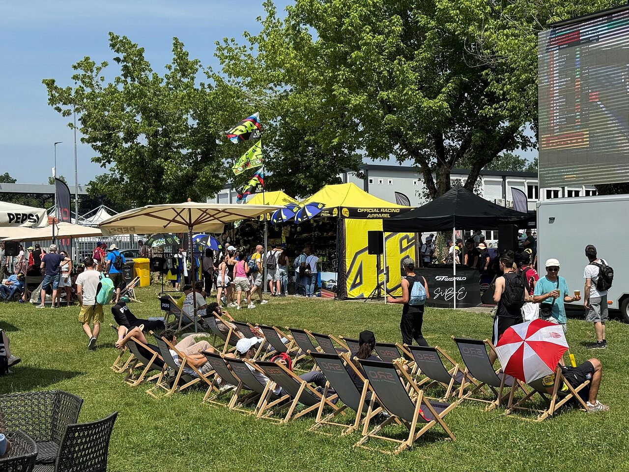 Il pubblico davanti al maxi schermo nella Fan Zone