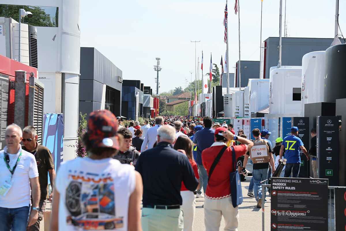 Il pubblico nel paddock di Imola