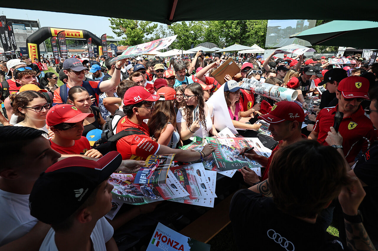 La sessione autografi presso la Fan Zone