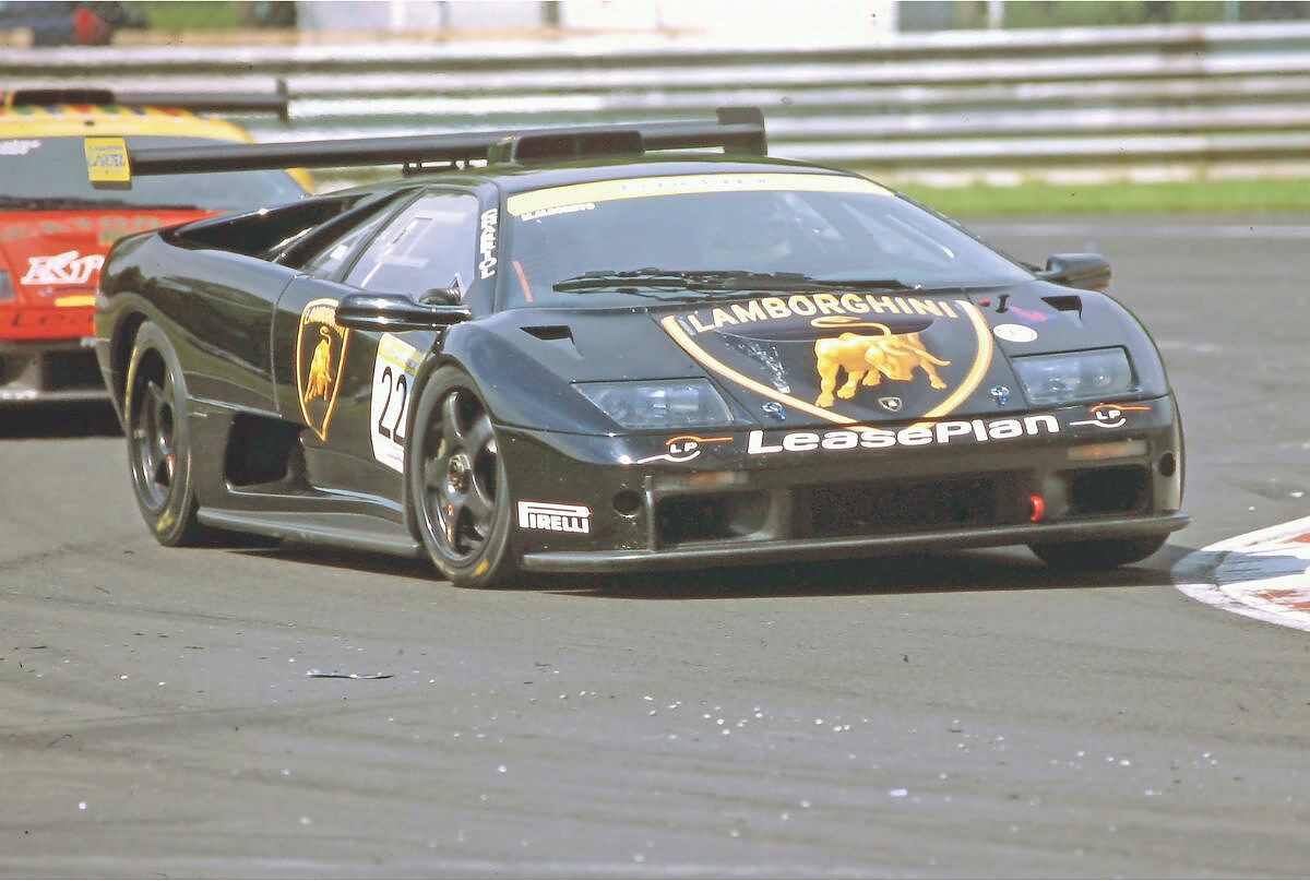 Michele Alboreto impegnato con la Lamborghini