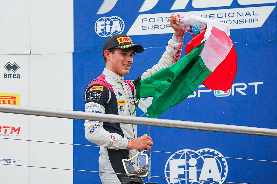 Emanuele Olivieri sul podio
