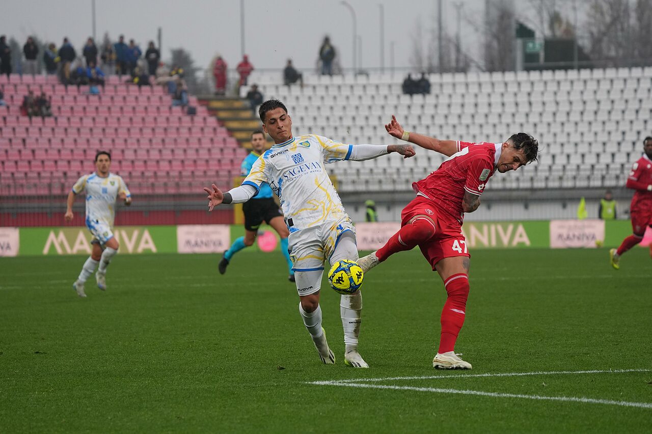 Mota sfida la difesa e l'arbitro