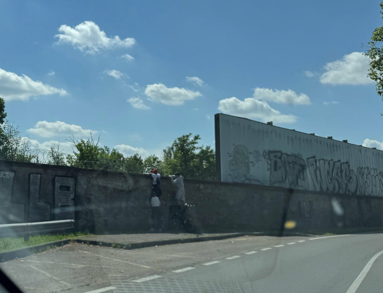 Alcuni tifosi si arrampicano sul muro al curvone Biassono