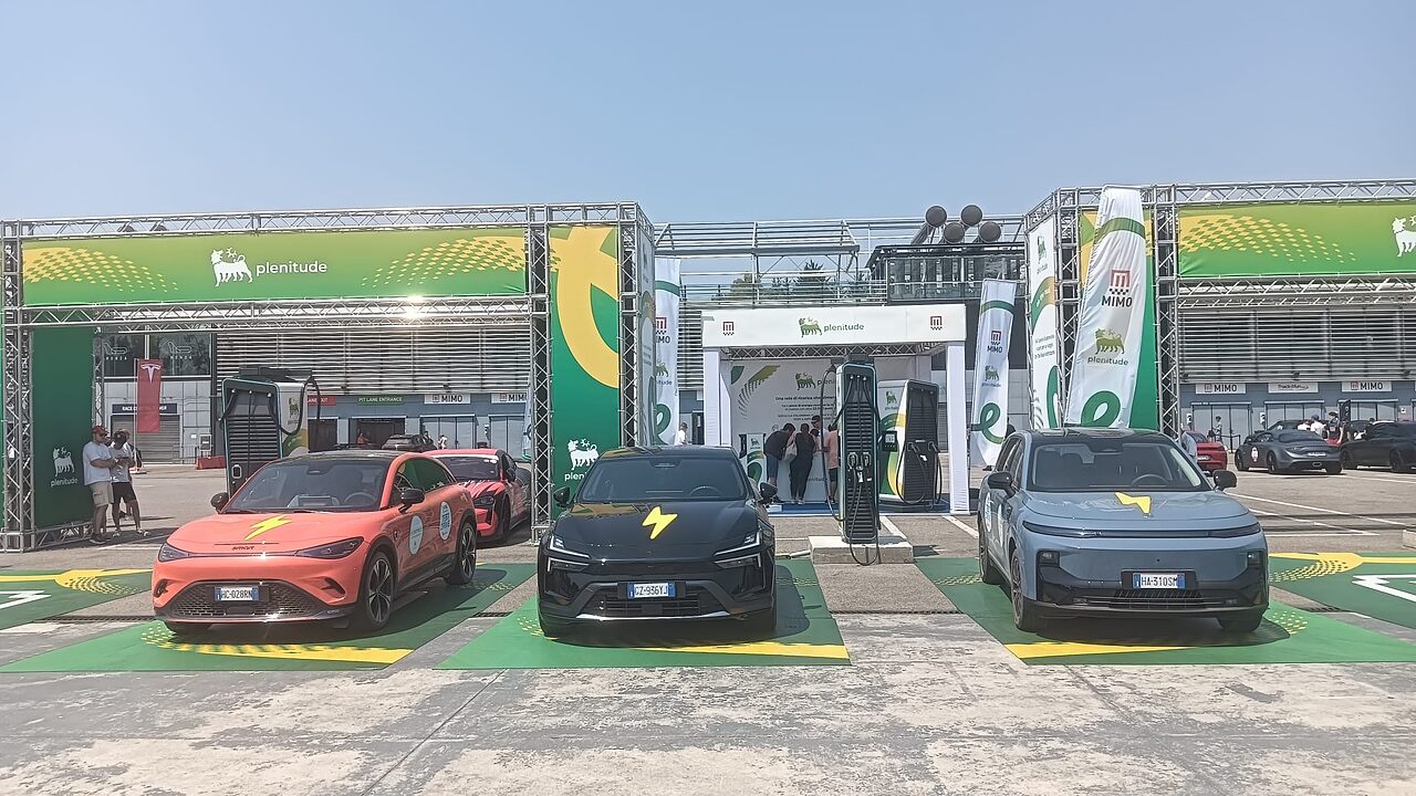 Lo stand Plenitude al centro del paddock