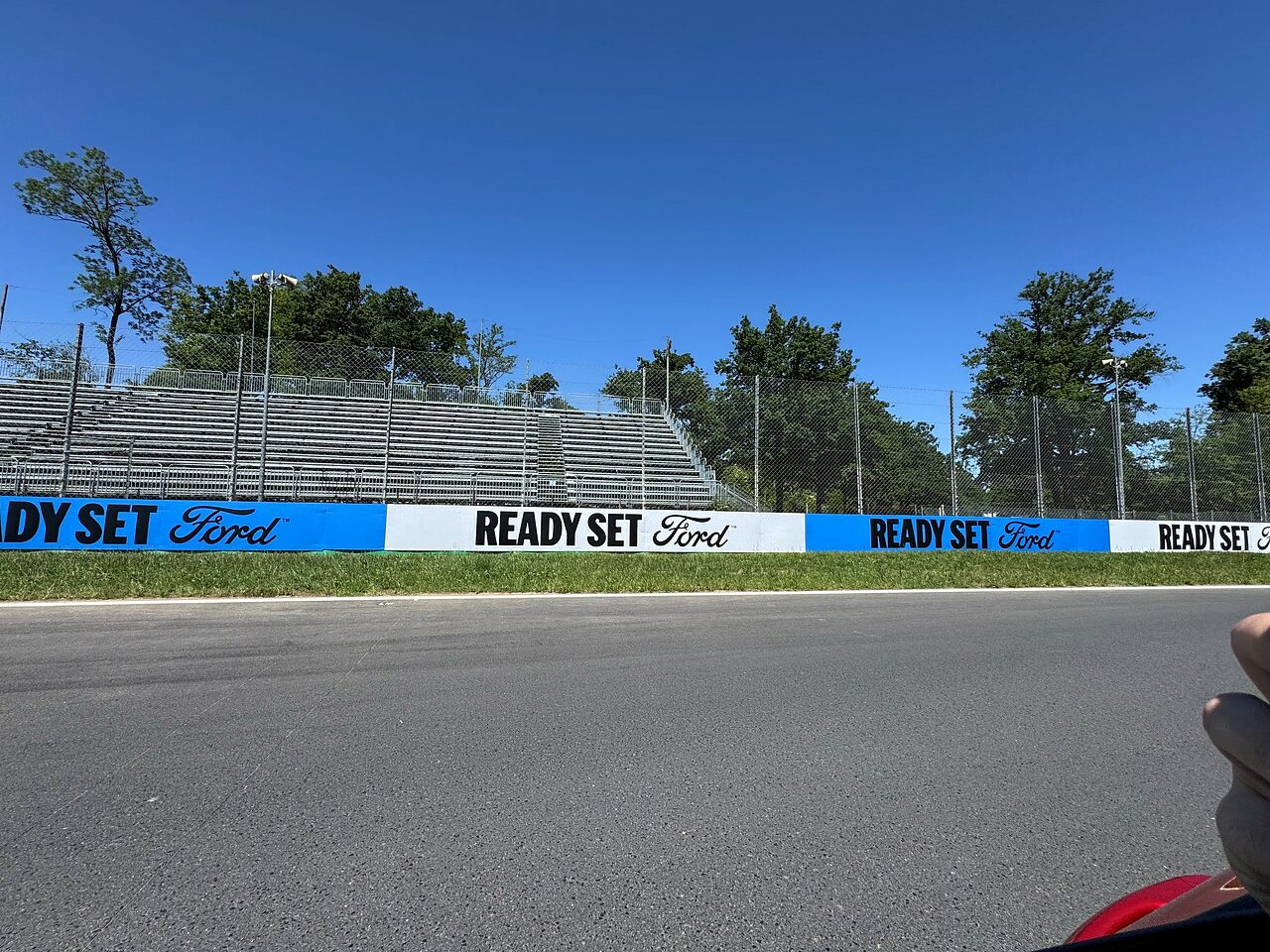 La pubblicità di FORD all'ingresso della Variante Ascari