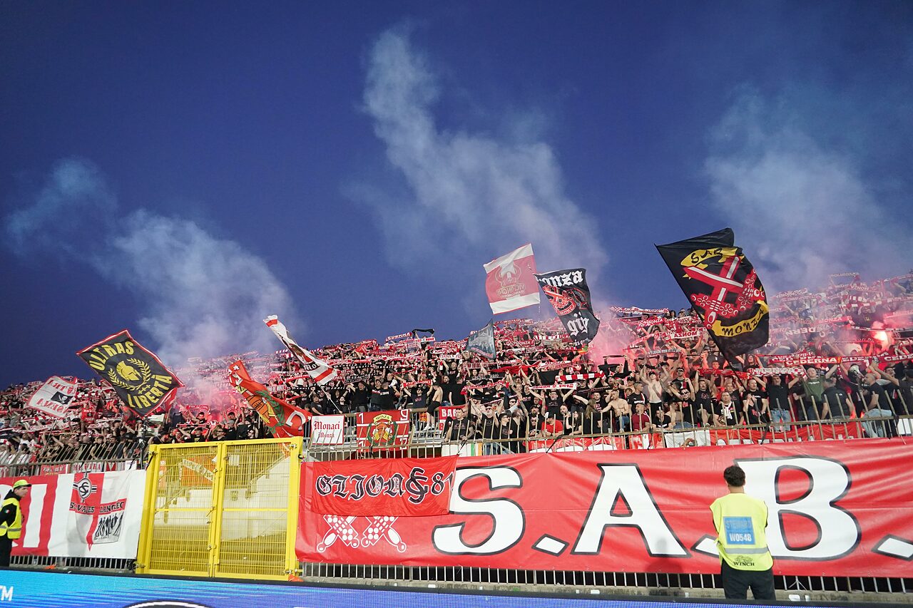 Una notte in testa per il tifo biancorosso 