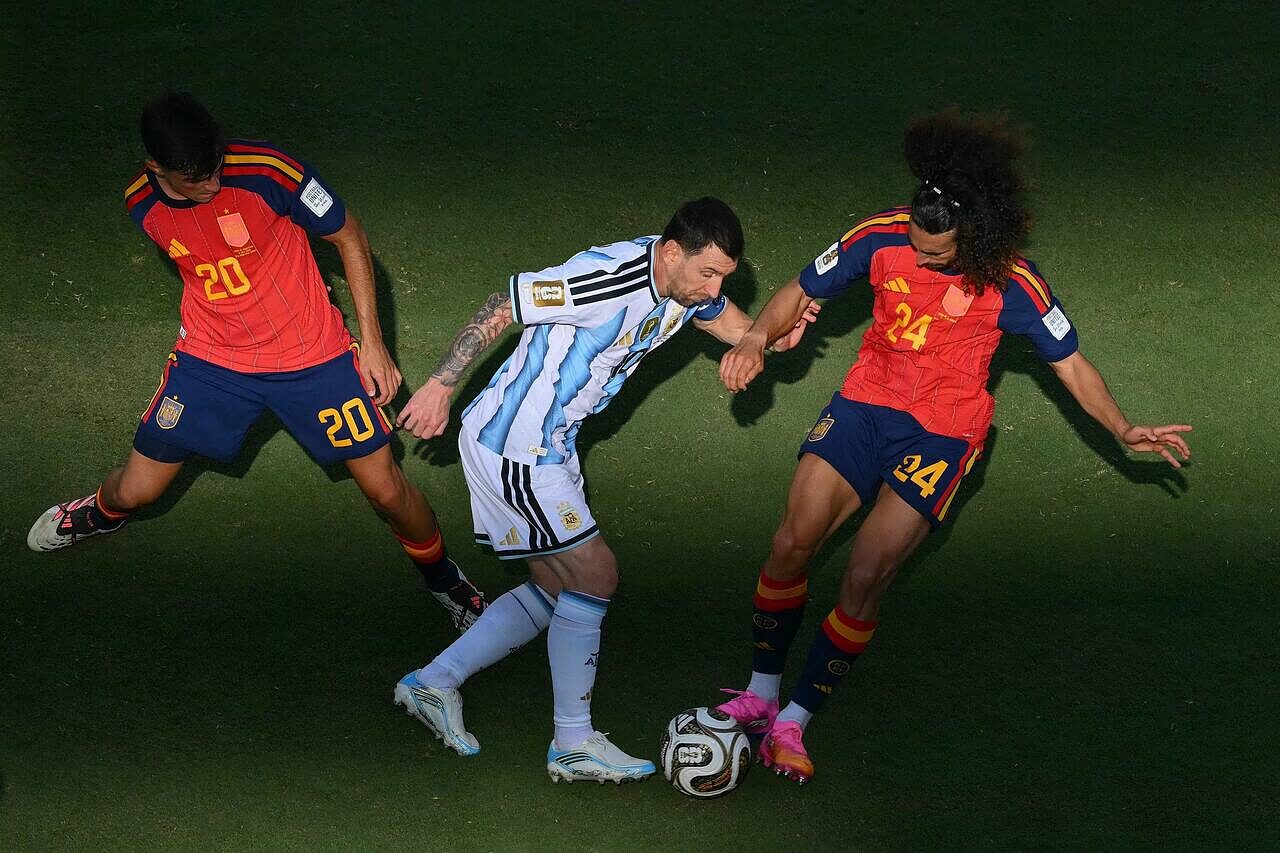 Cucurella vs Messi