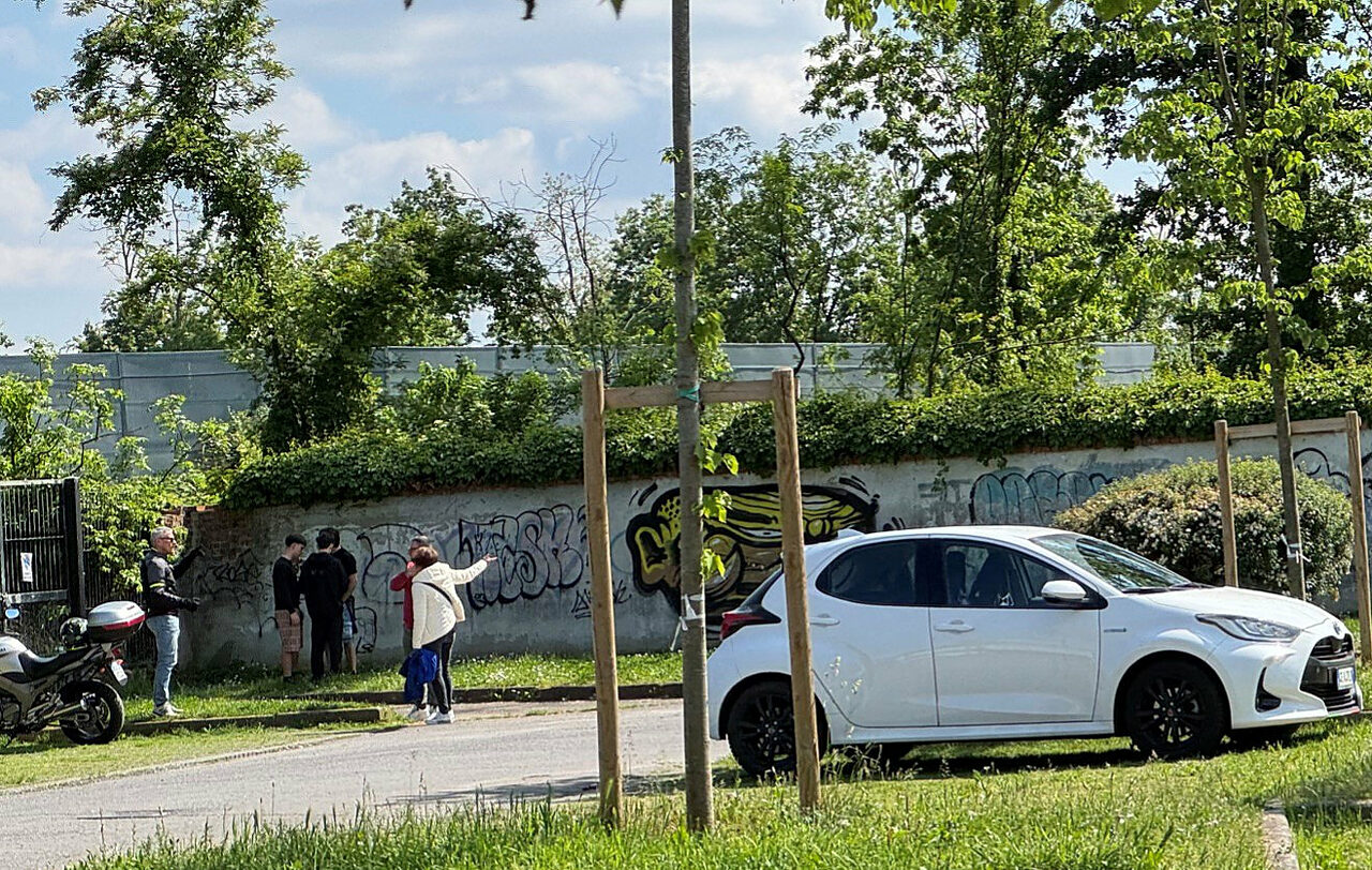 Alcuni tifosi vicino al muro dell'Autodromo