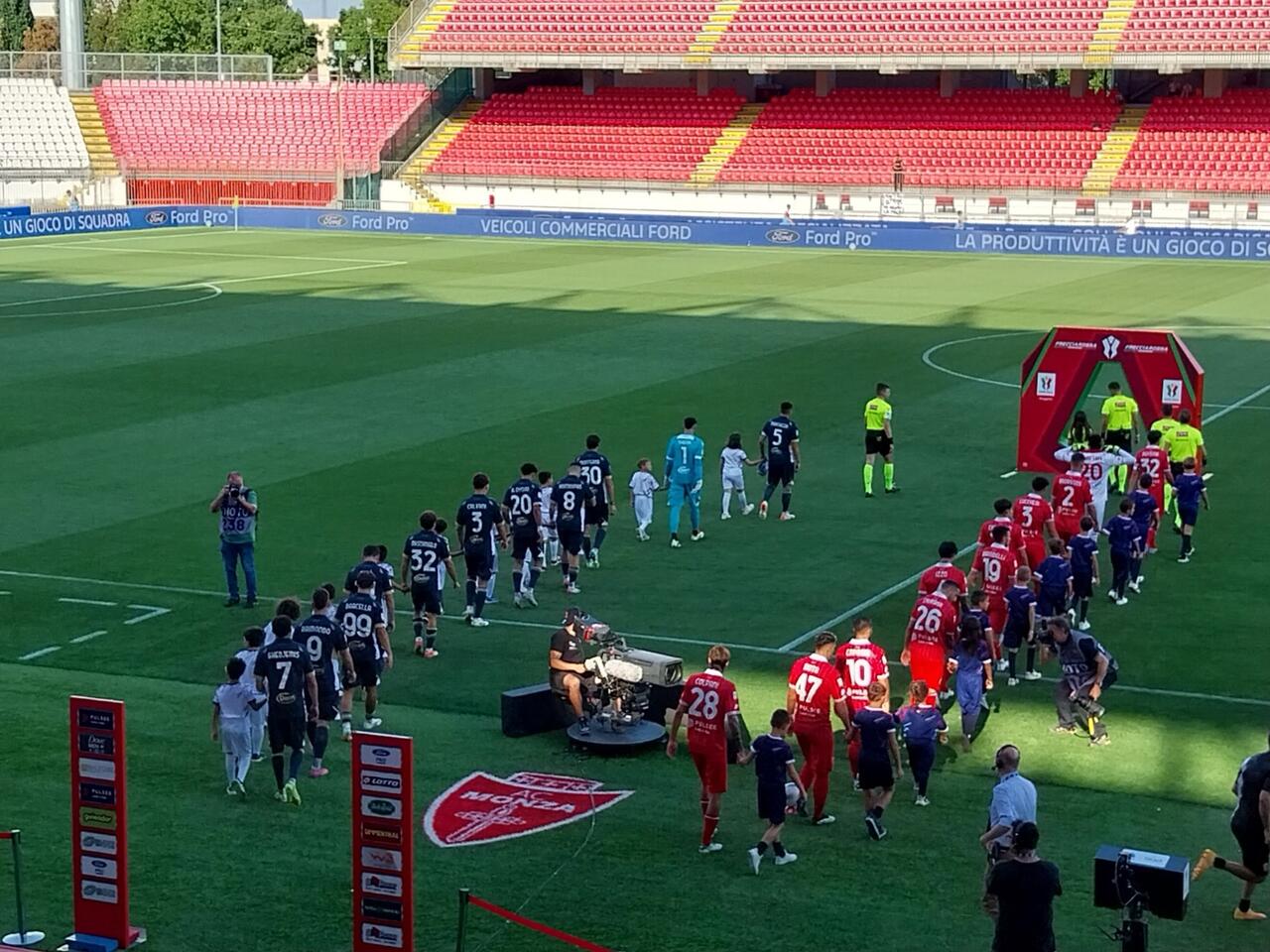 L'ingresso in campo delle due squadre