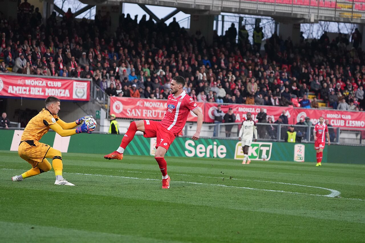 Per un pelo Stankovic anticipa Azzi 