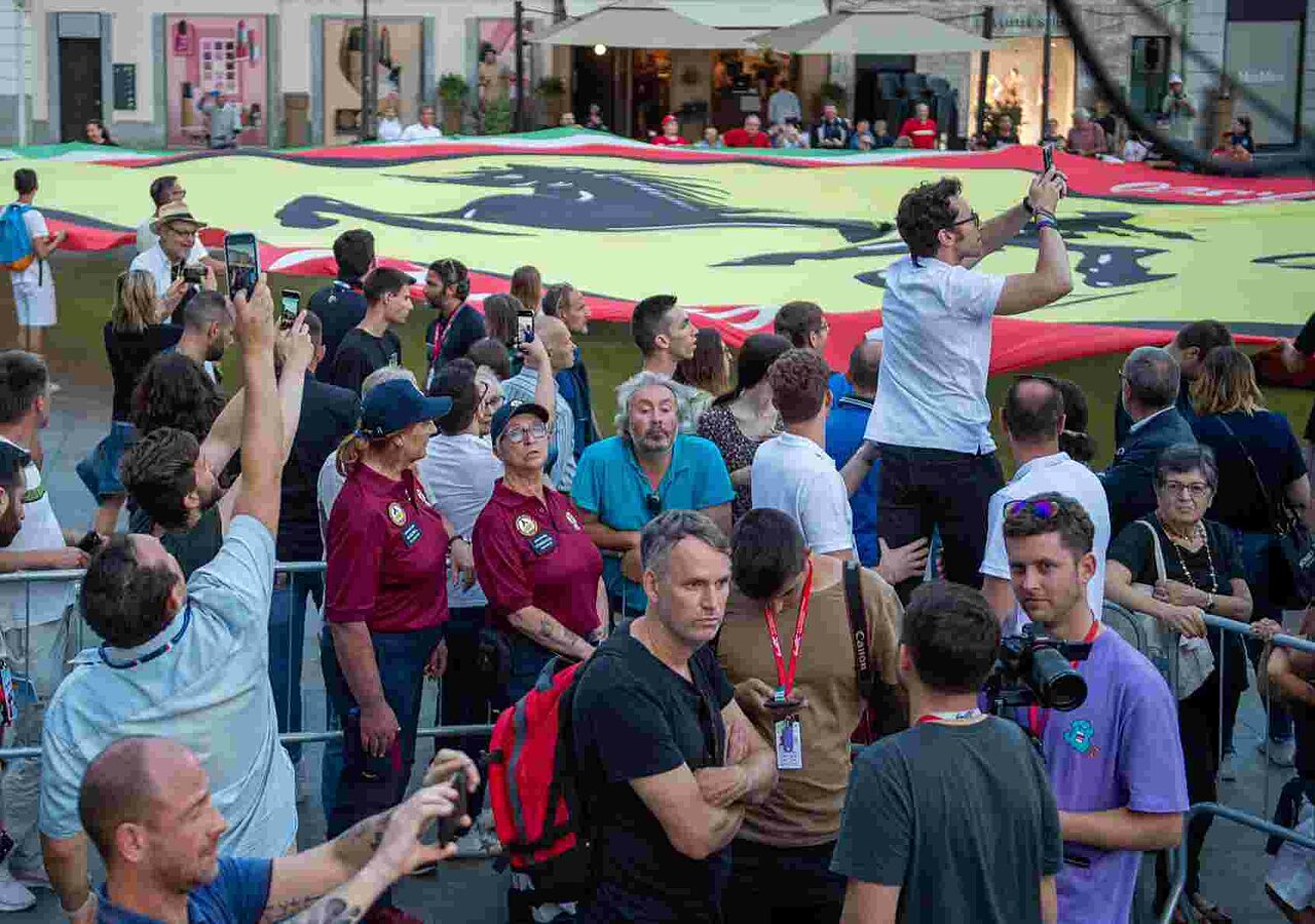 Il cuore Ferrari in piazza a Monza