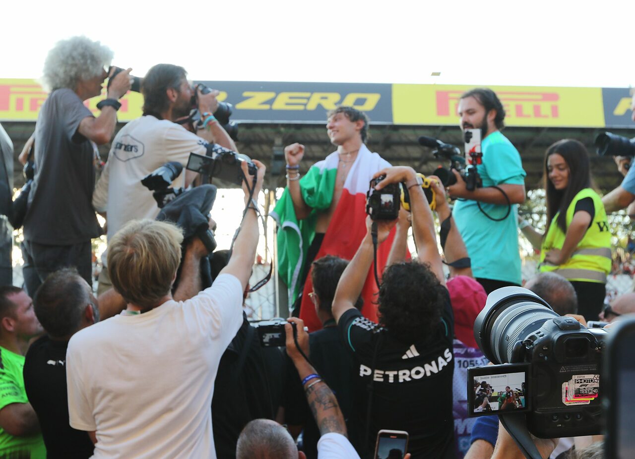 La festa di Antonelli con i tifosi