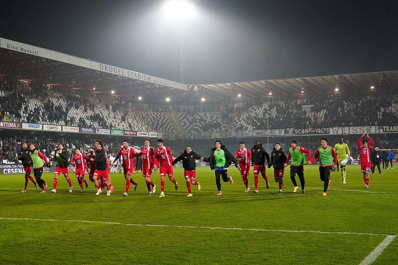 L'esultanza dei biancorossi sotto la curva ospiti di Cesena