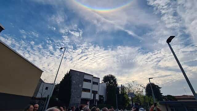 Monza celebra Carlo Acutis, poi tutti guardano il cielo: compare l’arcobaleno
