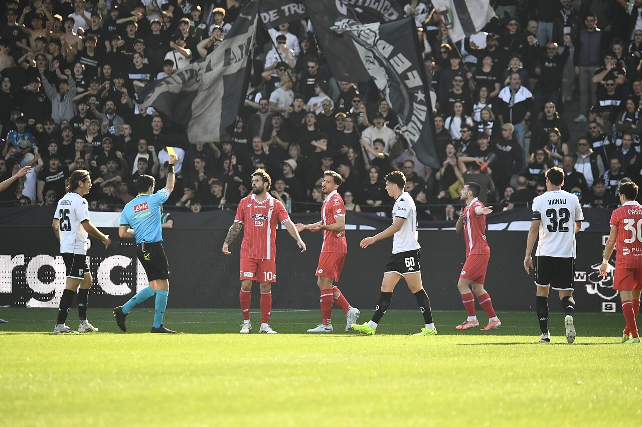 Il momento chiave del pomeriggio, Carboni espulso