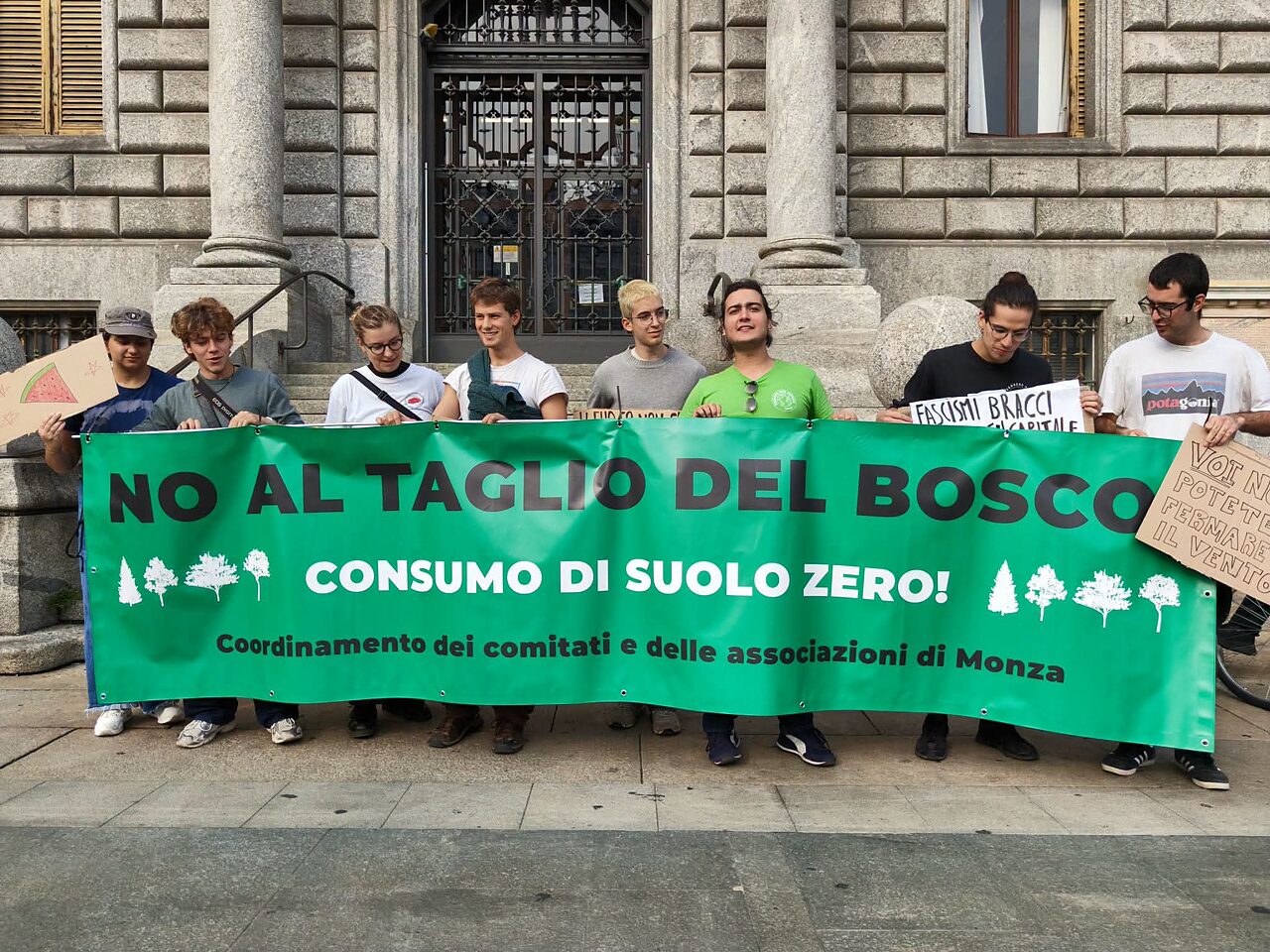 Sciopero per il clima a Monza: il corteo protesta, lo striscione sotto il Comune | VIDEO