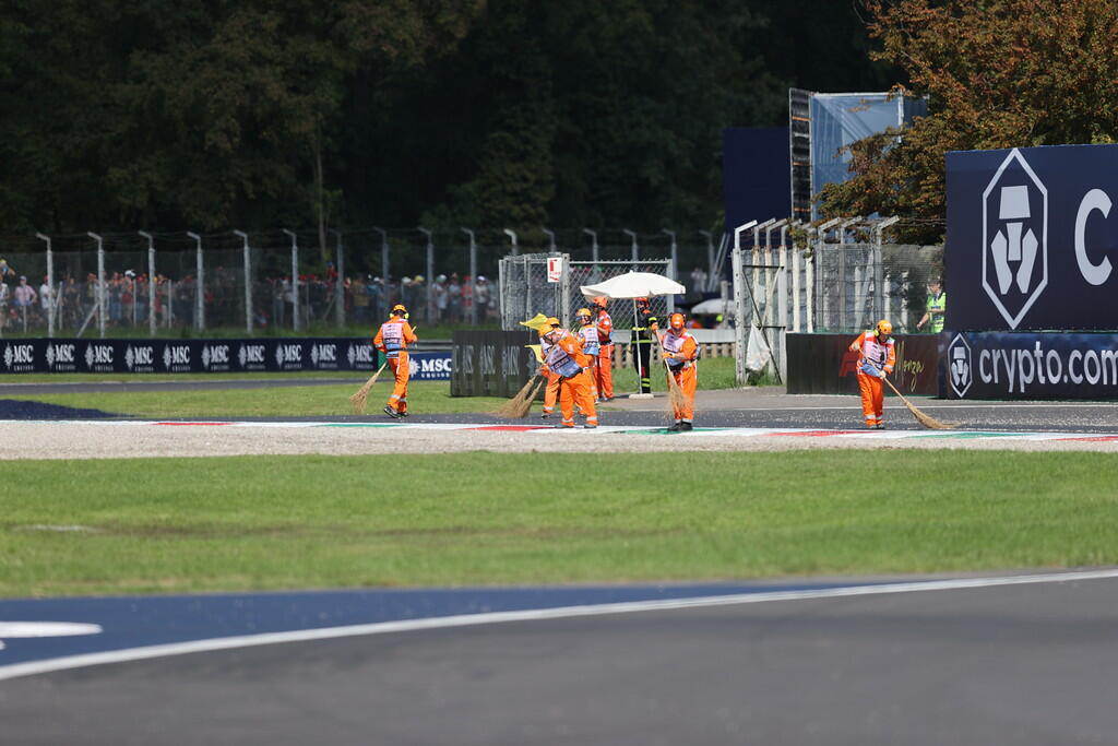 I commissari di percorso in azione all'Autodromo di Monza