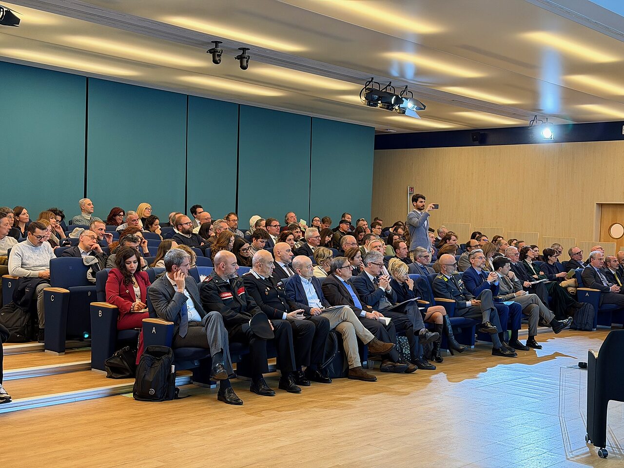 La sala gremita durante l'incontro