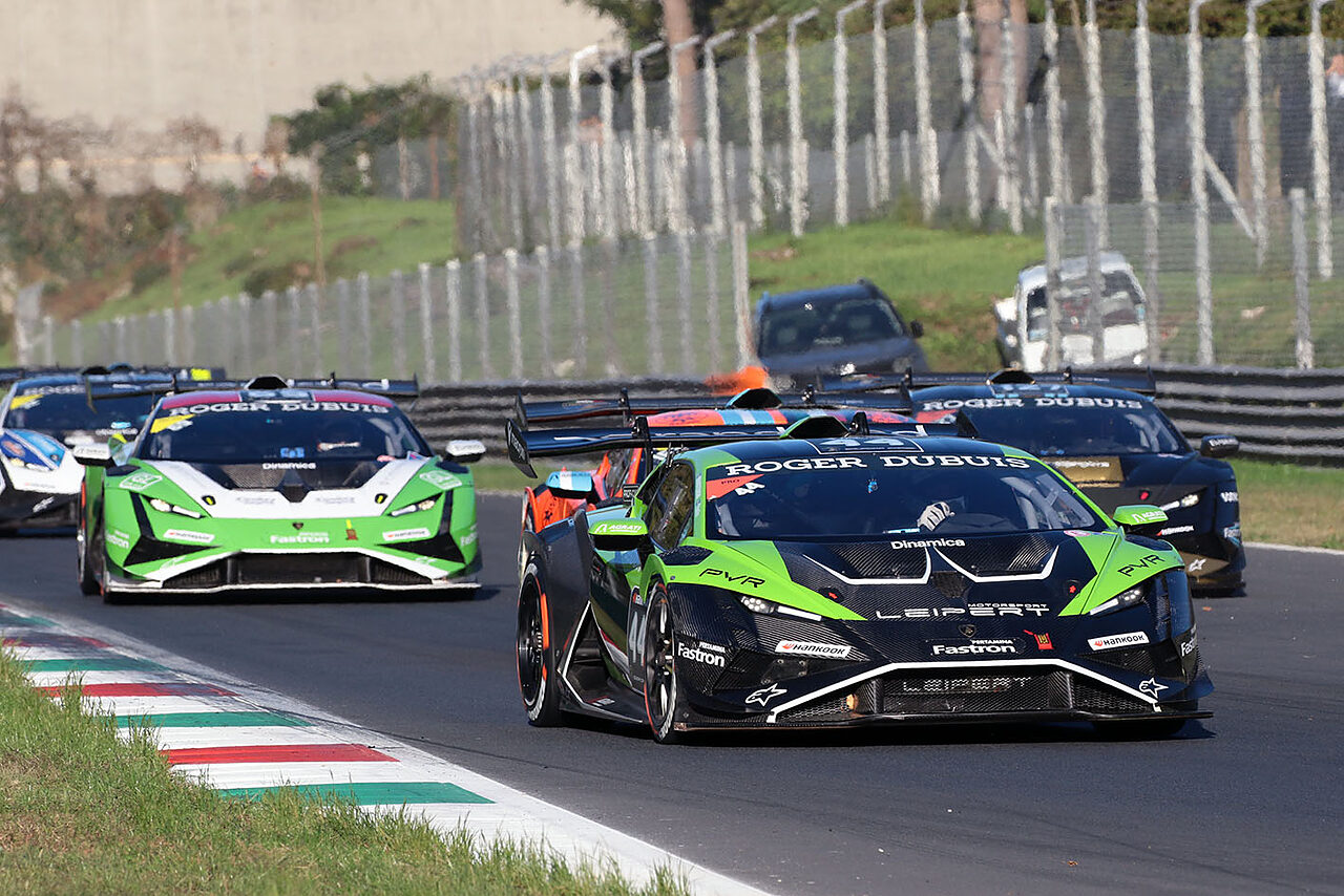 Le Lamborghini alla staccata della Variante Ascari