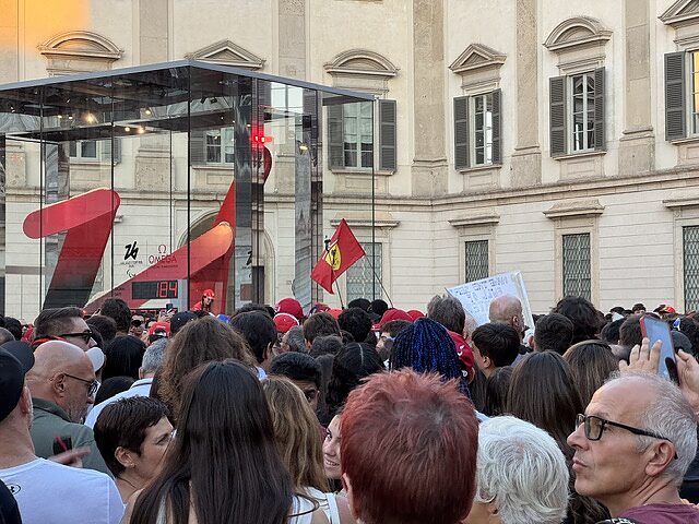 I tifosi Ferrari in piazza a Milano