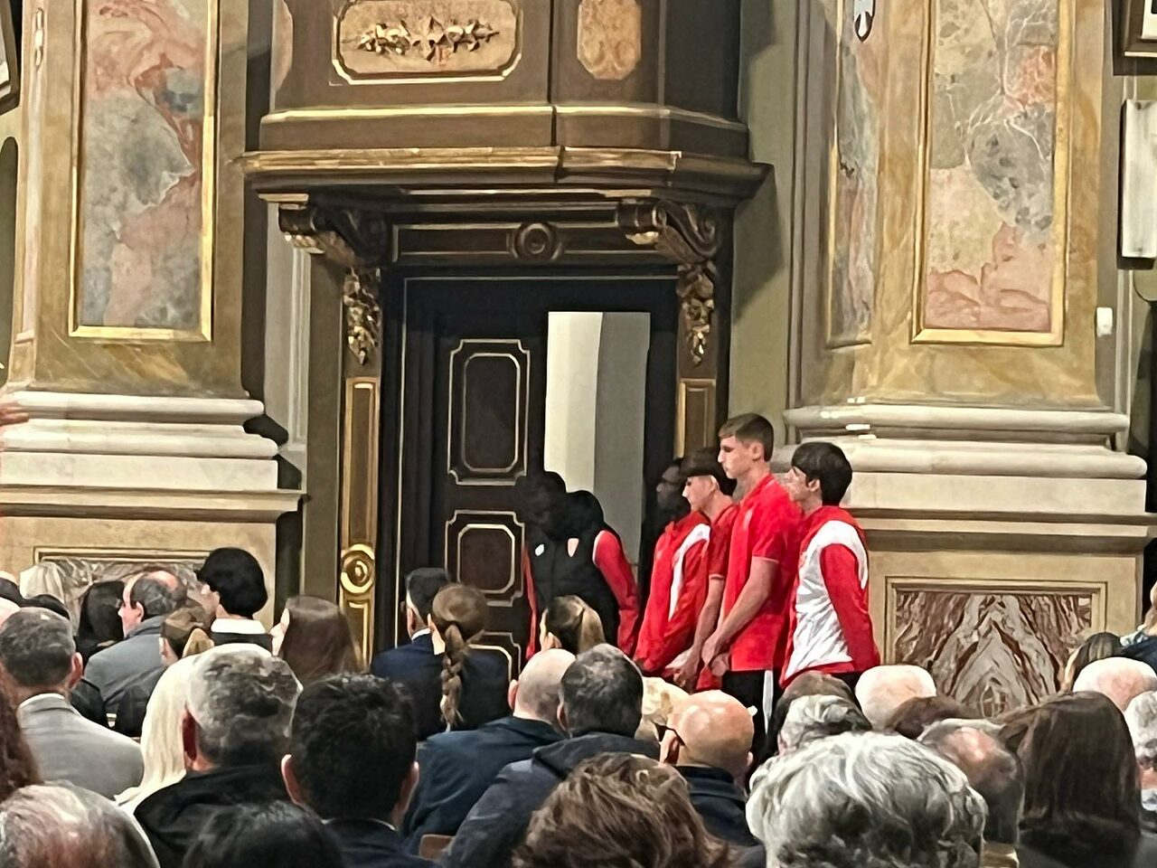 Il settore giovanil del Monza presente al funerale di Colombo