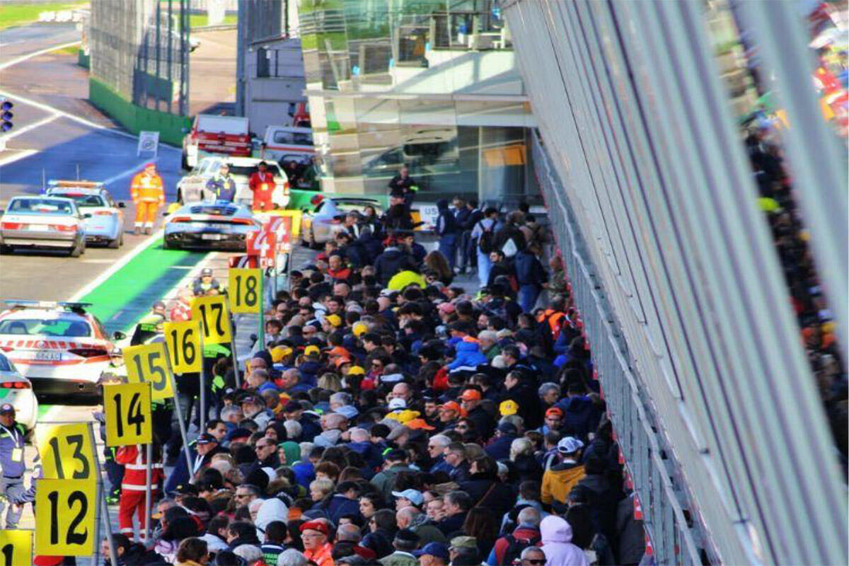 La pit lane durante lo scorso evento