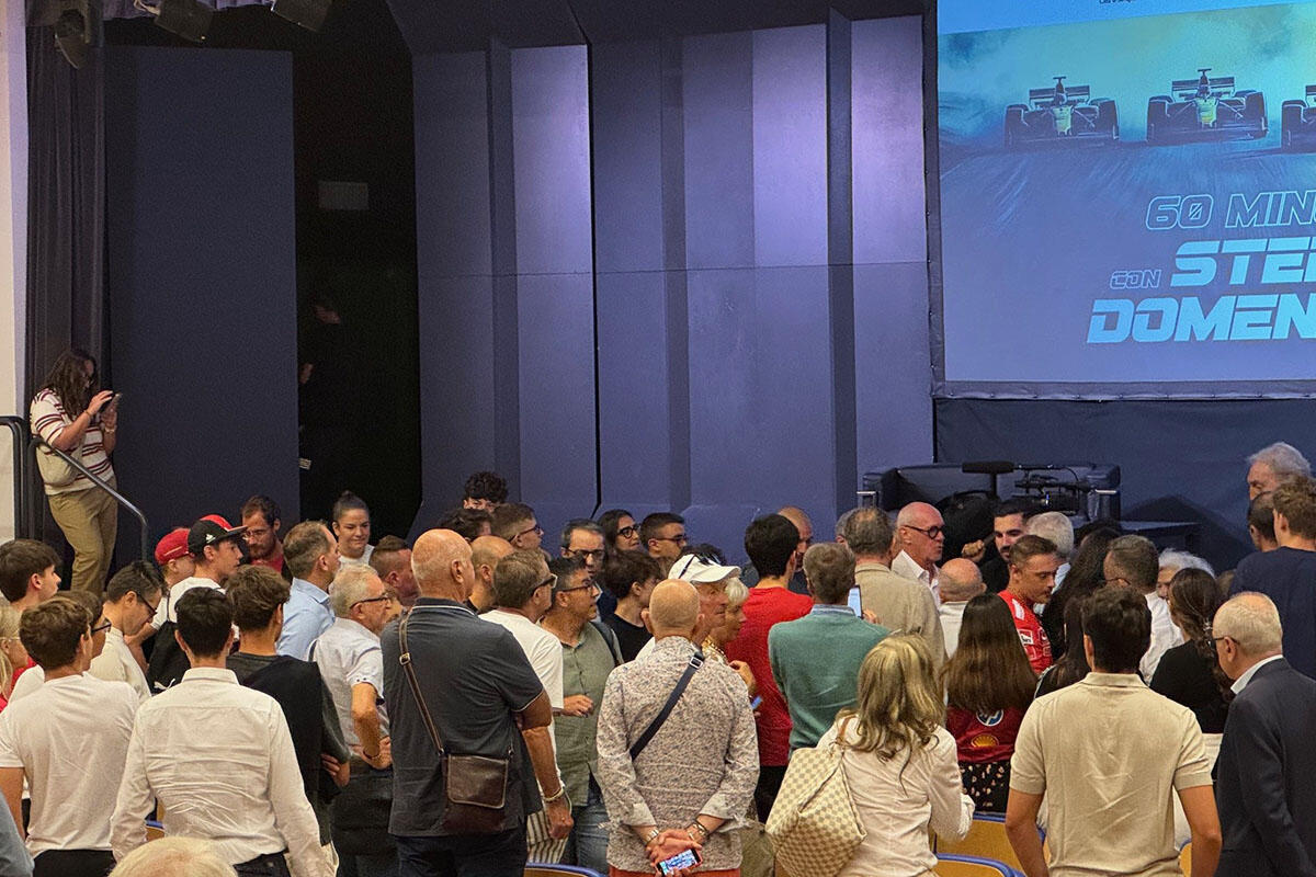 Il pubblico in sala in attesa di Domenicali