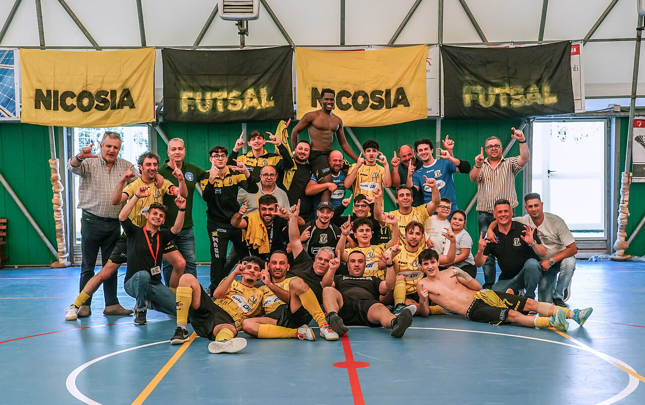 Il Nicosia Futsal festeggia la Promozione in C1