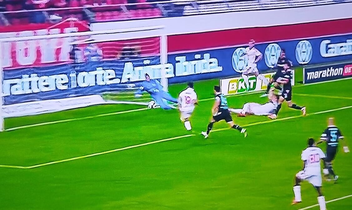 📸 Ruocco, ma come hai fatto?! L'attaccante SBAGLIA l'1-0 Mantova a porta vuota