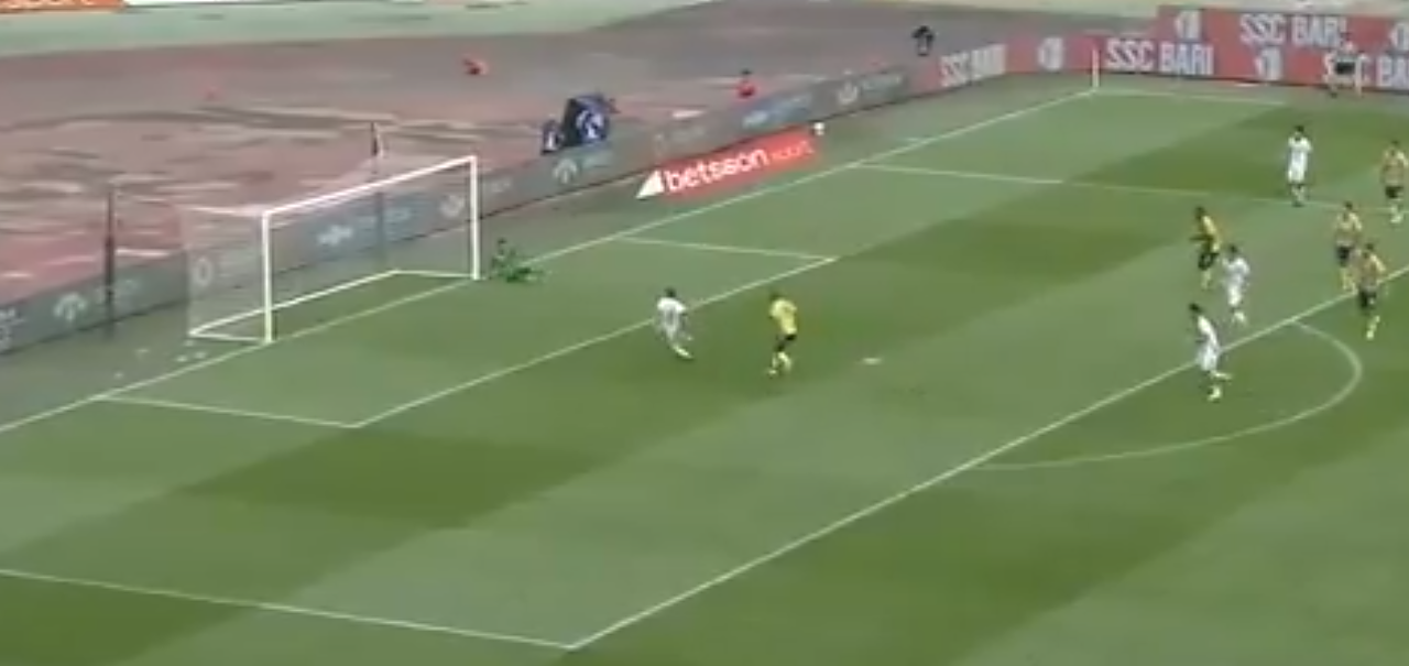 🎥 SURREALE a Bari: il gol sbagliato da Tribuzzi è ALLUCINANTE! Le immagini