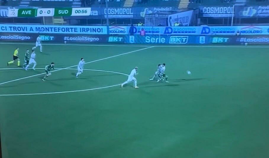 Fallo da ultimo uomo di Bordon su Patierno: Galipò estrae il , proteste Avellino. La ricostruzione - Notizia Avellino Calcio