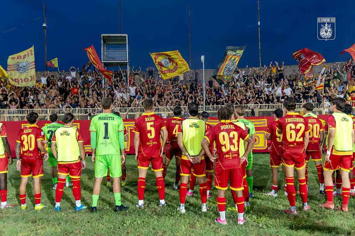 🔥 Più di NOVECENTO tifosi del Catanzaro a Verona: Bentegodi GREMITO per l'anticipo