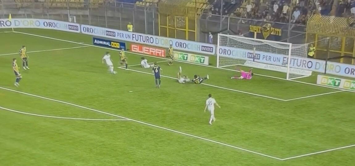 📸 Fiori, che errore! L'attaccante del Cesena sbaglia a porta VUOTA 😱