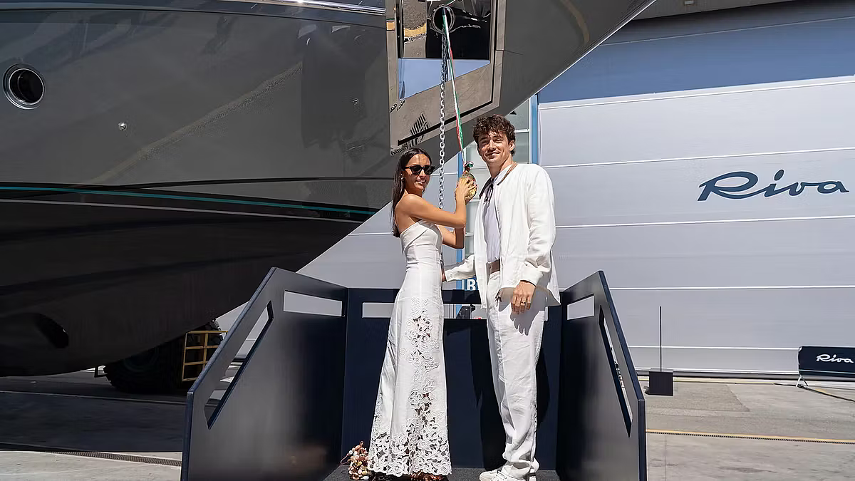 Charles Leclerc con la moglie al varo del loro yacth
