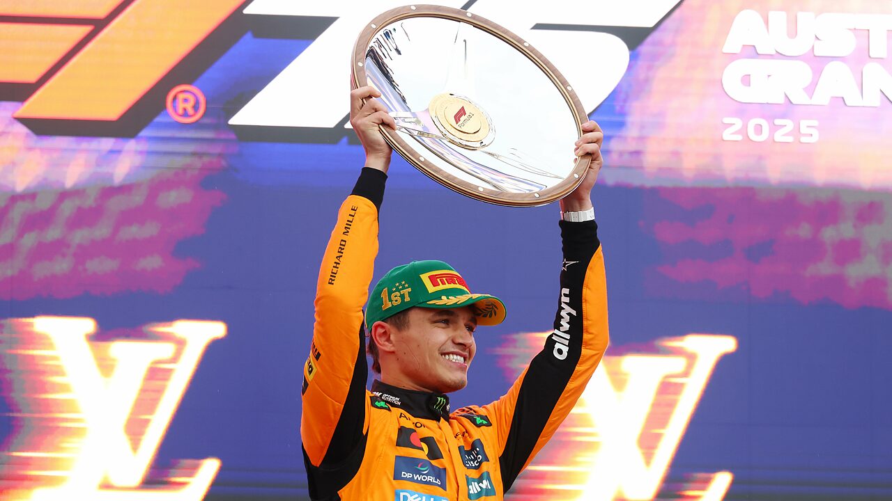 Lando Norris solleva il trofeo del GP di Melborune 2025