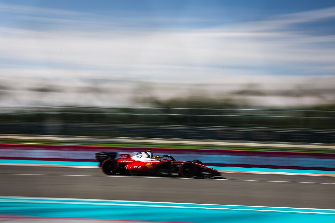 Hamilton e il paradosso Ferrari: auto da vertice ma velocità tradita dai cavalli