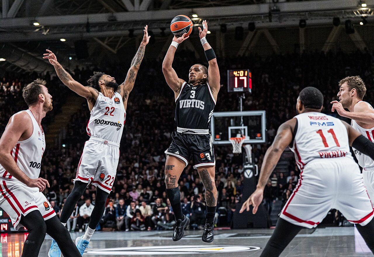 Carsen Edwards in azione con la Virtus