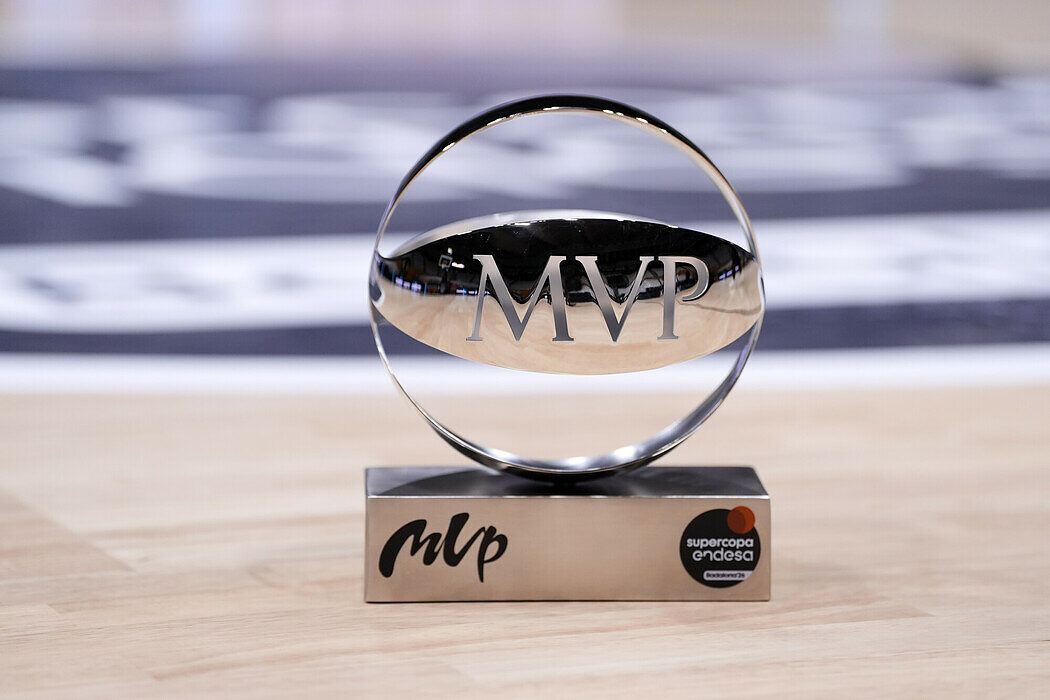 Il trofeo di MVP di Supercopa assegnato a Nico Laprovittola