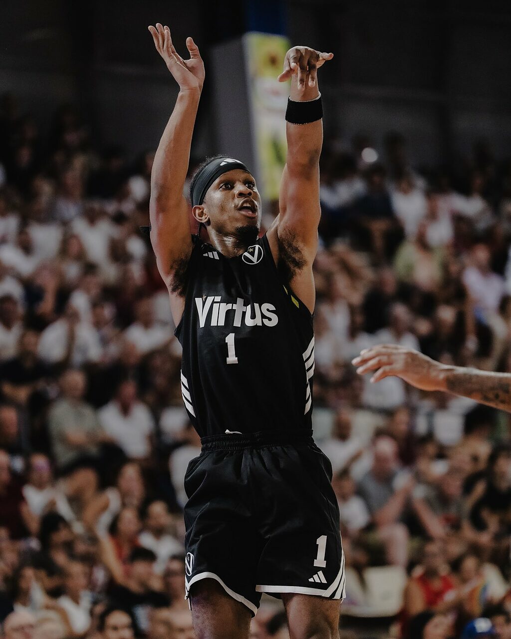 Trent Frazier in azione con la Virtus in amichevole