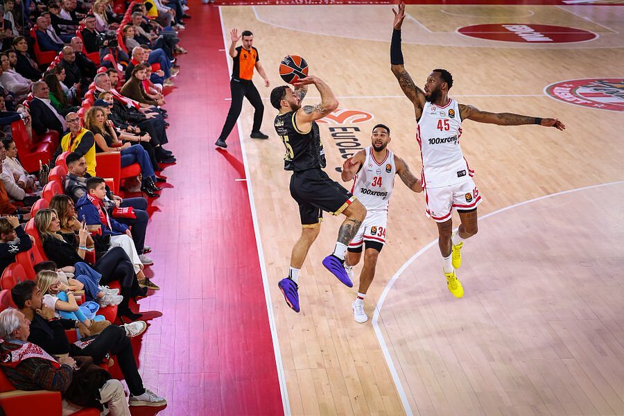 James al tiro contro l'Olympiacos