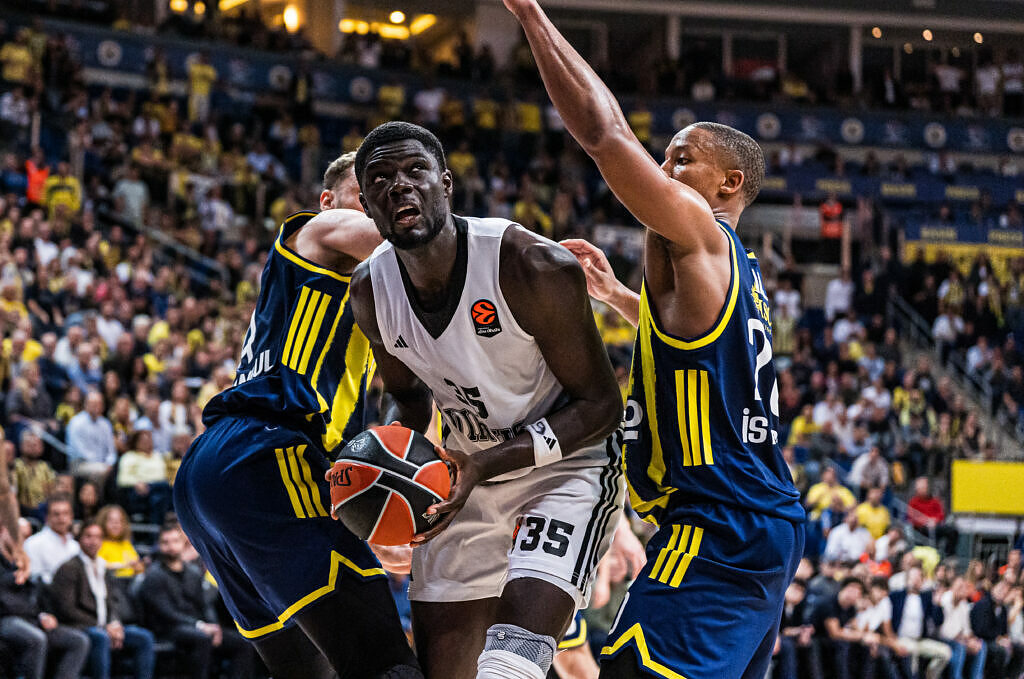 Momo Diouf in azione con la Virtus